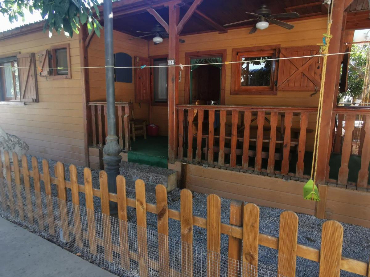 Bungalow con piscina en camping privado cerca de la playa de Torre del Mar Ideal familias Vélez Exterior foto