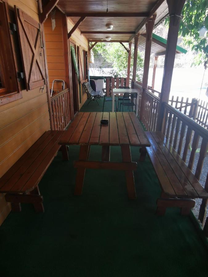 Bungalow con piscina en camping privado cerca de la playa de Torre del Mar Ideal familias Vélez Exterior foto