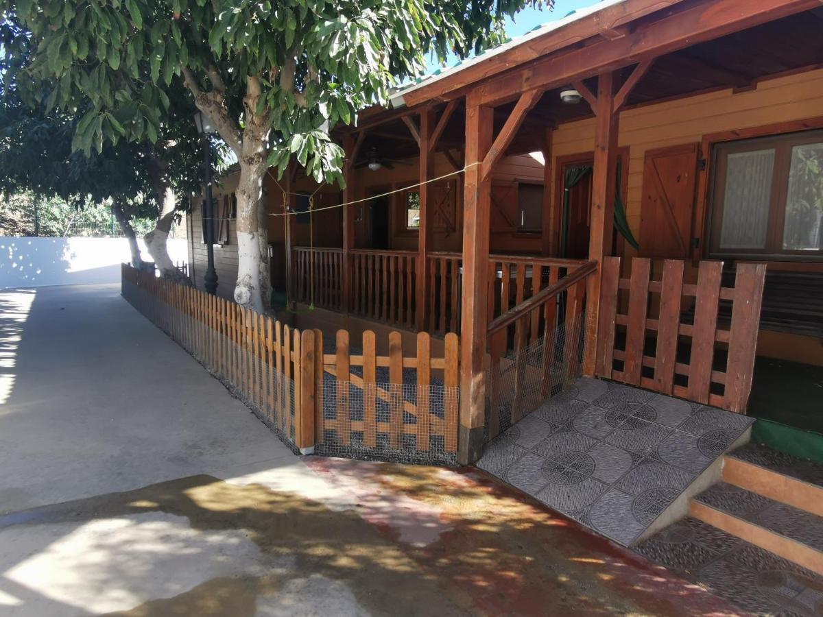 Bungalow con piscina en camping privado cerca de la playa de Torre del Mar Ideal familias Vélez Exterior foto