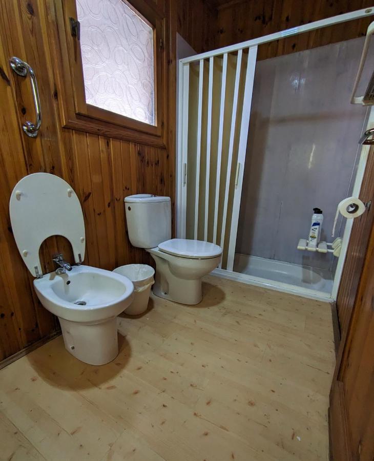 Bungalow con piscina en camping privado cerca de la playa de Torre del Mar Ideal familias Vélez Exterior foto